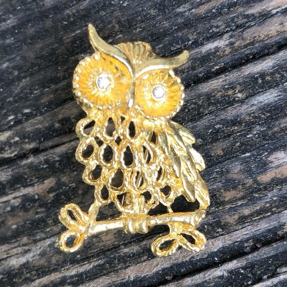 Vintage Jewelry - Owl Bird Rhinestone Brooch 1.25” x 1” Jeweled Eyes Gold Pin Vtg Costume Jewelry